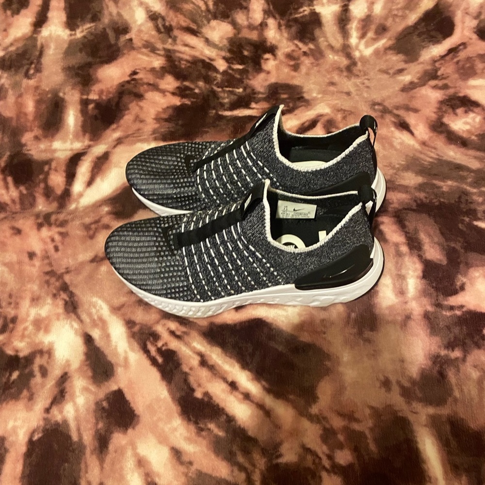 Women’s Nike react phantom run fly knit 2 running shoes.